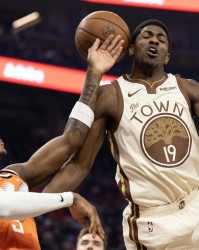 看球直播-炸裂灾难首秀！加兰成笑话！17分大逆转，小卡背靠背23+8+4创纪录